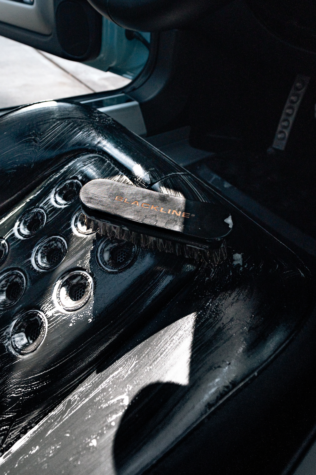 BLACKLINE® LEATHER BRUSH